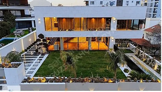 Siteler Mahallesi'nde Kolejler Bölgesine Yakın Bahçeli Modern İkiz Villa